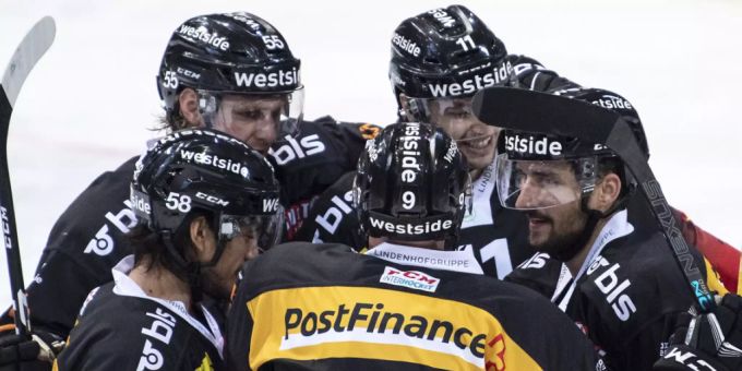 Schon früh im zweiten Drittel bejubeln die Berner das 4:0 von Vincent Praplan Lausanne HC Bern SCB