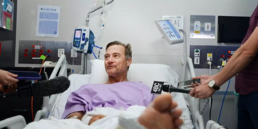 Neil Parker im Krankenhausbett