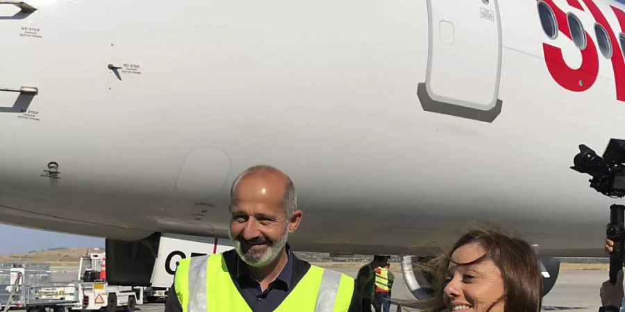 Ian Logan (links), der OK-Direktor of Lausanne 2020, und Virginie Faivre, die Präsidentin des Organisationskomitees, mit der Olympischen Flaamme