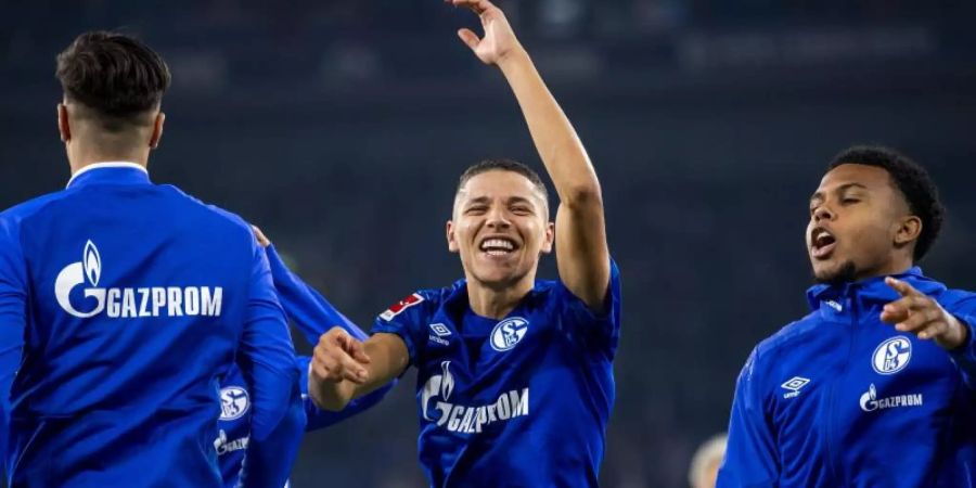 Schalkes Amine Harit (M) jubelt nach dem Schlusspfiff. Foto: David Inderlied