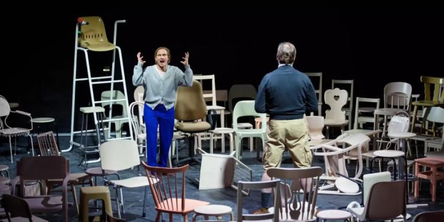 Bettina Hoppe und Oliver Kraushaar spielen in dem Stück «Mütter und Söhne» mit. Foto: Gregor Fischer