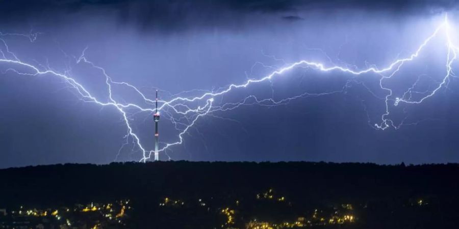 Blitze schlagen in der Nacht zu Samstag nahe des Stuttgarter Fernsehturms ein. Foto: Simon Adomat