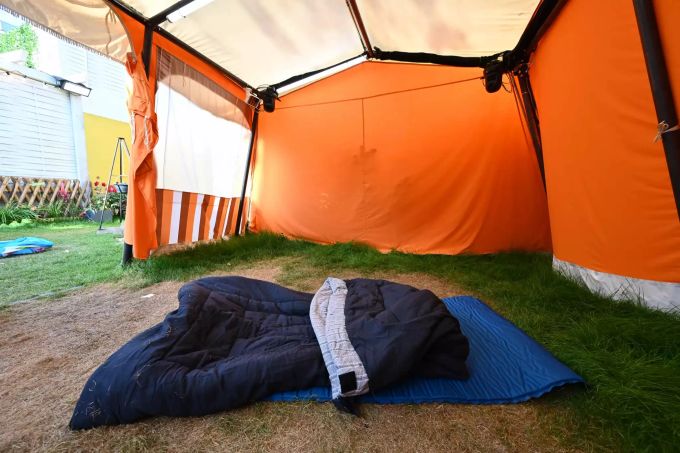 Der Innenraum eines Zeltes auf der Campingplatz-Kulisse der TV-Show «Promi Big Brother». promi big brother