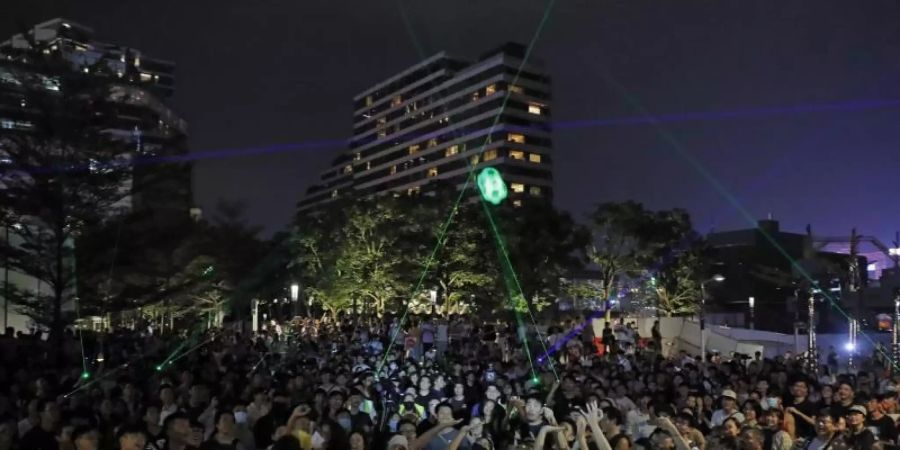 Eine Demonstration mit Laserpointern in Hongkong am Donnerstagabend. Foto: Kin Cheung/AP