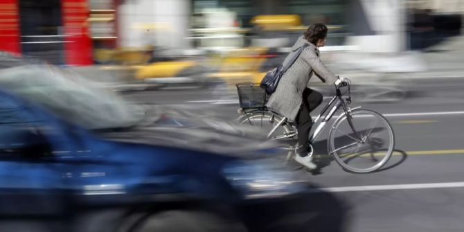 Kollision zwischen einem Personenwagen und einer Radfahrerin.