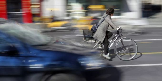 Beim Überholen kam es zu einer Kollision zwischen einem Personenwagen und einer Radfahrerin. Kollision zwischen einem Personenwagen und einer Radfahrerin.