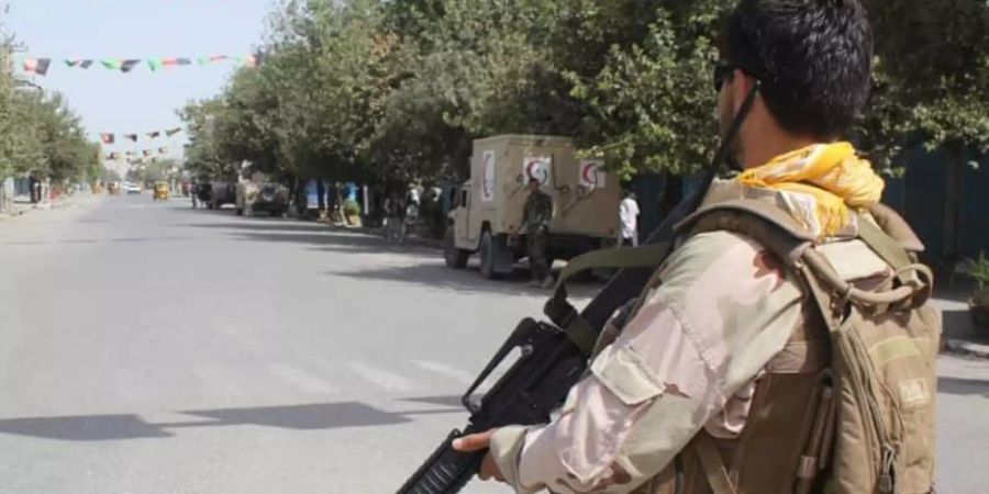 Ein Soldat sichert eine Strasse in Kundus. Zuvor hatten Kämpfer der radikalislamischen Taliban die nordafghanische Provinzhauptstadt angegriffen. Foto: Bashir Khan Safi/AP