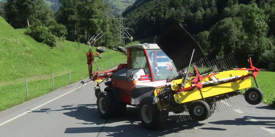 Auf der Sernftalstrasse in Elm ist es zu einem Unfall gekommen.