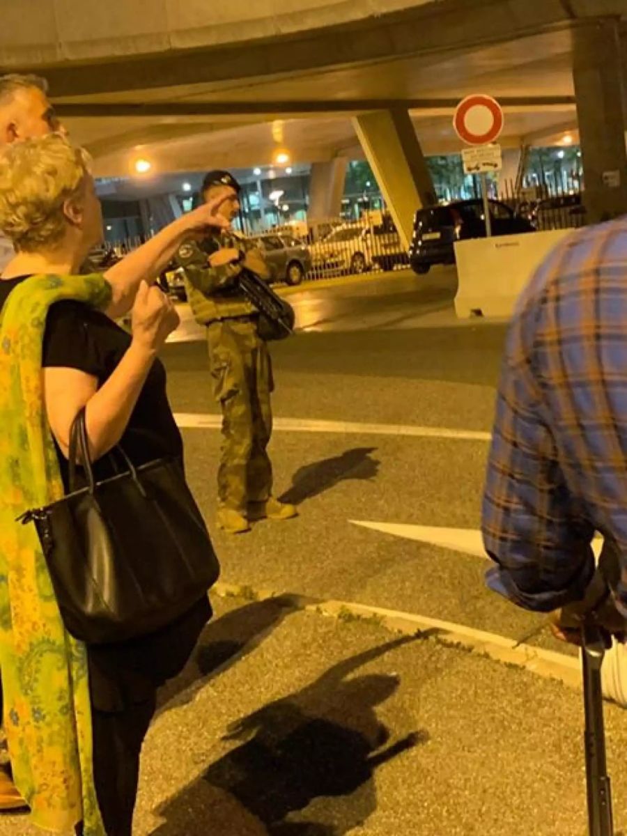 Auch schwer bewaffnete Sicherheitskräfte sperrten das Gelände rund um den EuroAirport in Basel ab.