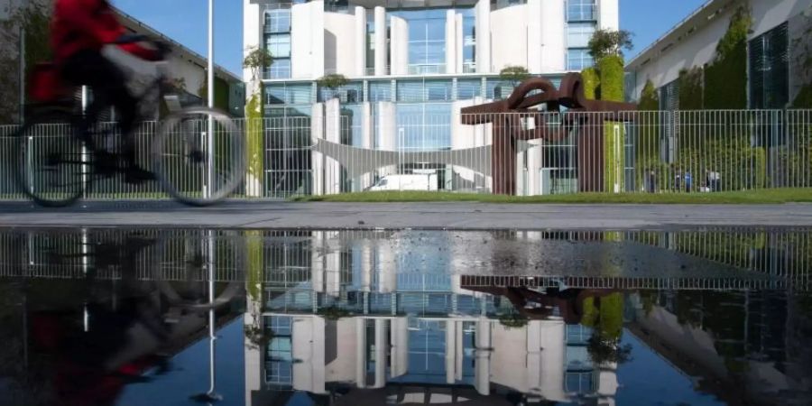 Zur Zukunft der deutschen Autoindustrie treffen sich Automanager, mehrere Minister, die Spitzen von Union und SPD mit Kanzlerin Merkel im Kanzleramt. Foto: Ralf Hirschberger