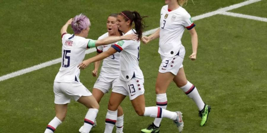 Megan Rapinoe (l) aus den USA jubelt mit ihren Teamkolleginnen über ihr Tor zum 1:0. Foto: Thibault Camus/AP