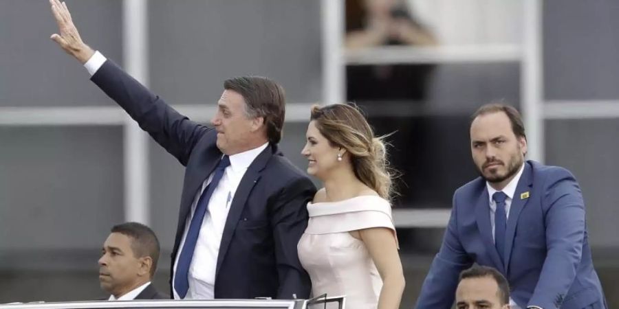 Präsident Jair Bolsonaro (l) zusammen mit seiner Frau Michelle und Sohn Carlos nach seiner Vereidigungszeremonie im Januar. Foto: Andre Penner/AP