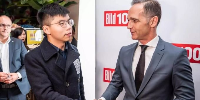 Aussenminister Heiko Maas begrüsst Joshua Wong bei dessen Eintreffen zur Bild100-Party in Berlin. Foto: Michael Kappeler Aussenminister Heiko Maas begrüsst Joshua Wong bei dessen Eintreffen zur Bild100-Party in Berlin. Foto: Michael Kappeler