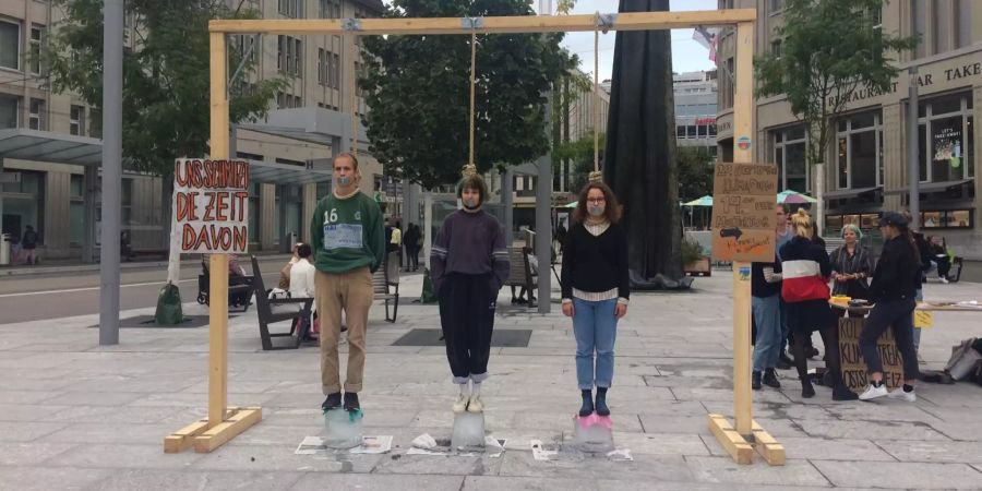 Aktivisten des Klimastreik St. Gallen liessen sich an den Galgen hängen.