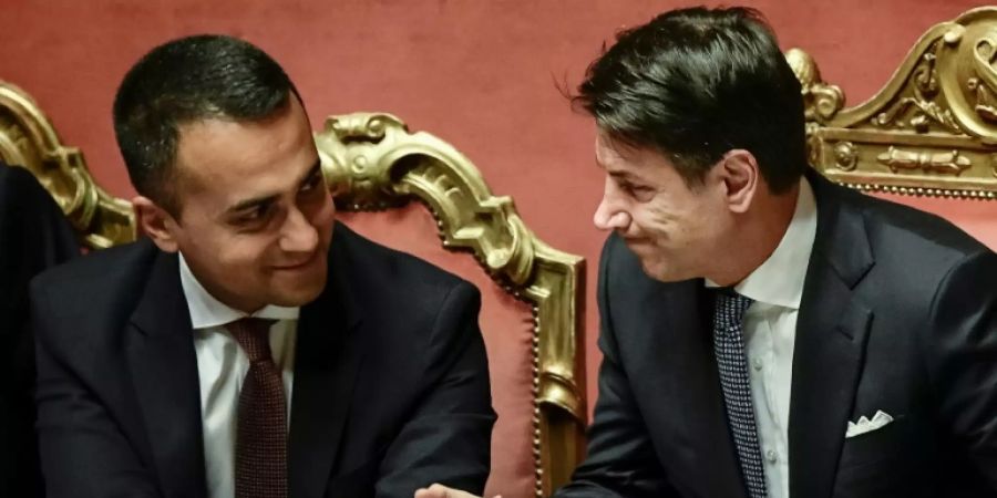 Conte (r.) und Di Maio (l.) im Senat am Dienstag