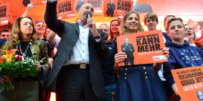 Er hat die Sensation geschafft: Carsten Meyer-Heder, Spitzenkandidat der CDU, feiert Parteifreunden. Foto: Hauke-Christian Dittrich Er hat die Sensation geschafft: Carsten Meyer-Heder, Spitzenkandidat der CDU, feiert Parteifreunden. Foto: Hauke-Christian Dittrich