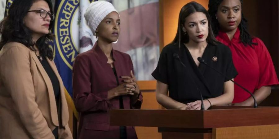 Die Demokratinnen Rashida Tlaib (l-r), Ilhan Omar, Alexandria Ocasio-Cortez und Ayanna Pressley in Washington. Foto: J. Scott Applewhite/AP