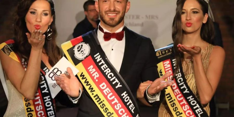 Misses Deutschland Lena Stöcker (l-r), Kayhan Kilbasoglu, Mister Deutschland und Philline Dubiel-Hahn, Miss Deutschland 2019. Foto: Peter Gercke