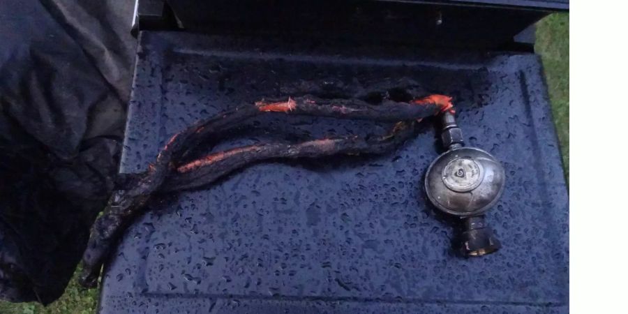 Grill in Brand durch poröse Gasleitung
