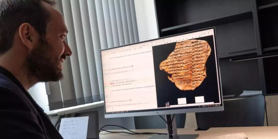Enrique Jiménez nutzt künstliche Intelligenz, um Texte wiederherzustellen, die vor Jahrtausenden geschrieben wurden. Foto: Peter Kneffel
