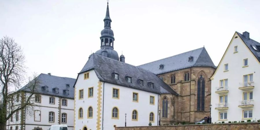 Der Künstler Gerhard Richter hat drei grosse Kirchenfenster für das Benediktinerkloster im saarländischen Tholey entworfen. Foto: Oliver Dietze
