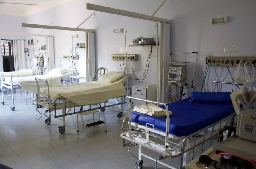 Aus noch ungeklärten Gründen stürzte sie hinein. Im Spital erlag die Seniorin ihren Verletzungen.