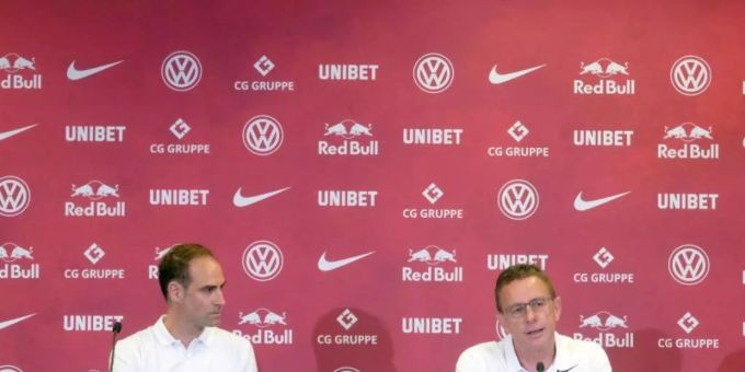RB-Geschäftsführer Oliver Mintzlaff (l) und Trainer Ralf Rangnick geben personelle Veränderungen bekannt. Foto: Sebastian Willnow RB-Geschäftsführer Oliver Mintzlaff (l) und Trainer Ralf Rangnick geben personelle Veränderungen bekannt. Foto: Sebastian Willnow