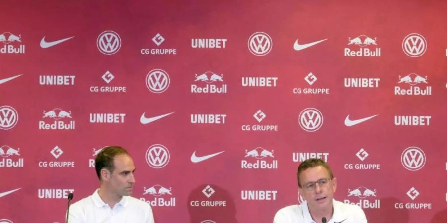 RB-Geschäftsführer Oliver Mintzlaff (l) und Trainer Ralf Rangnick geben personelle Veränderungen bekannt. Foto: Sebastian Willnow