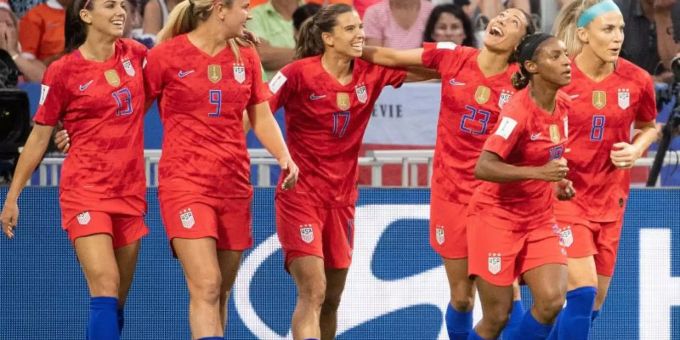 Die Spielerinnen aus den USA freuen sich: Das Halbfinale gegen England wurde 2:1 gewonnen. Foto: Sebastian Gollnow Die Spielerinnen aus den USA freuen sich: Das Halbfinale gegen England wurde 2:1 gewonnen. Foto: Sebastian Gollnow