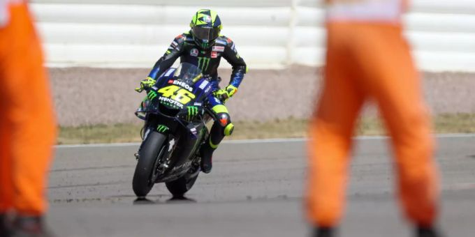 MotoGP auf dem Sachsenring: Der Fahrer Valentino Rossi fährt nach dem Rennen an Streckenposten vorbei. valentino rossi