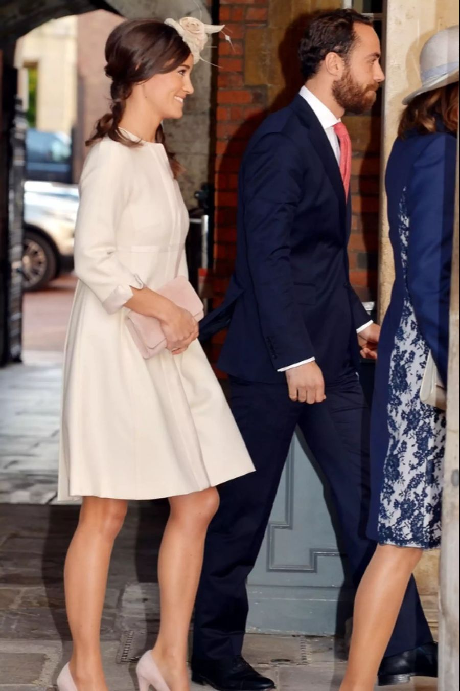 Auch zur Taufe ihres Neffen Prinz George 2013 griff Pippa Middleton auf ein Outfit in Pastellrosa zurück,