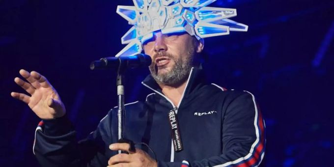 Jay Kay steht auf wilde Kopfbedeckungen. Foto: Georg Wendt Jay Kay steht auf wilde Kopfbedeckungen. Foto: Georg Wendt