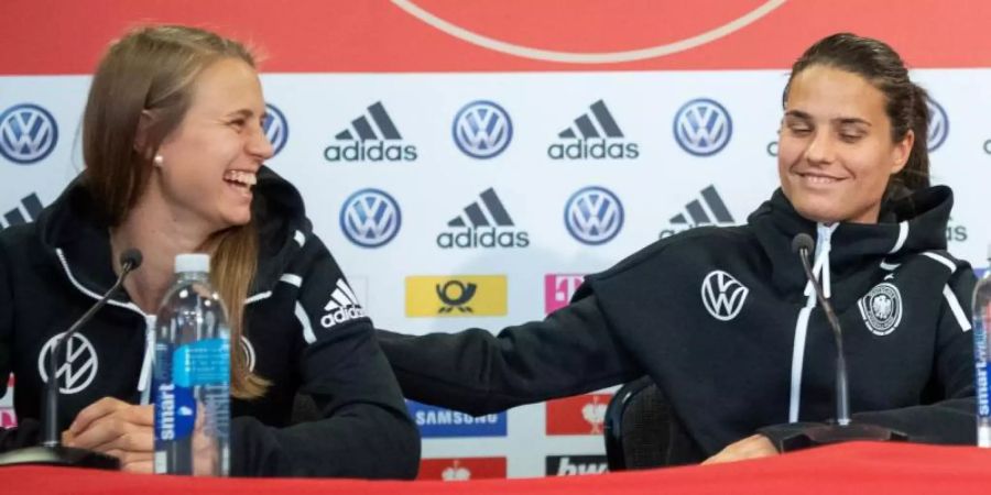 Pressekonferenz mit Klara Bühl (l): Für Dzsenifer Marozsan ist die WM in Frankreich eine Art Heimspiel. Foto: Sebastian Gollnow