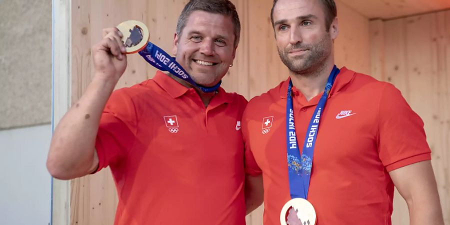 Beat Hefti (links) und Alex Baumann (rechts) freuen sich über die nachträgliche Goldmedaillen-Feier in Schwellbrunn