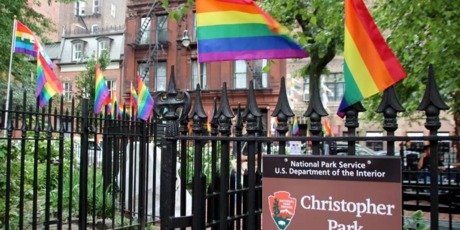 Der Christopher Park gegenüber dem «Stonewall Inn» ist mit Regenbogenfahnen geschmückt. Foto: Christina Horsten