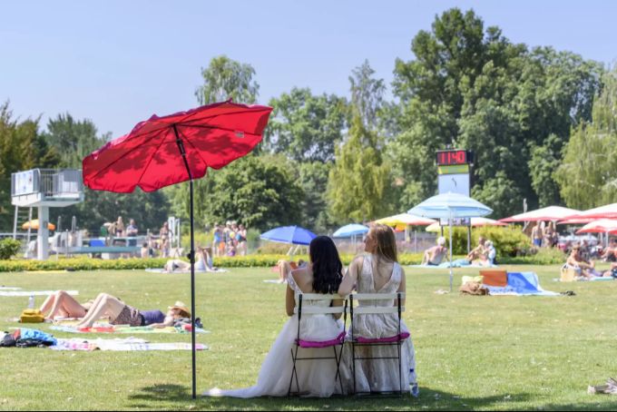 Zwei Frauen demonstrieren im Berner Marzili für die Gleichgeschlechtliche Ehe. Ehe für alle