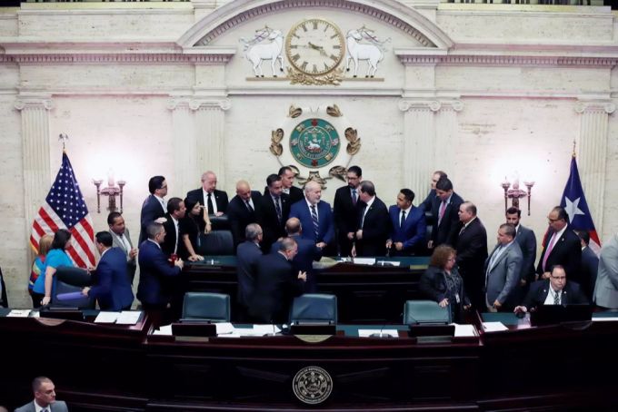 Präsident der Abgeordnetenkammer Carlos Mendez (Mitte) bei der Vereidigung von Pedro Pierluisi. Pedro Pierluisi
