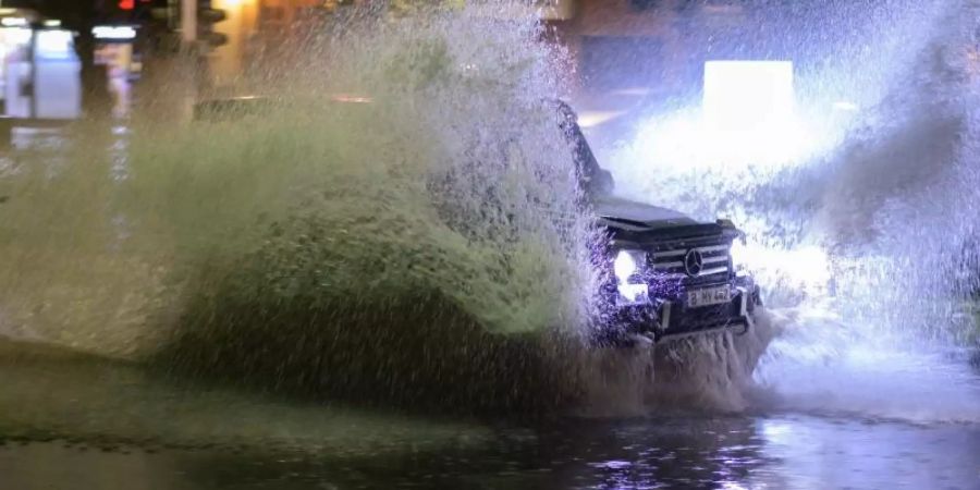 Mit Bugwelle: In Berlin fielen die Regengüsse besonders heftig aus. Foto: Paul Zinken