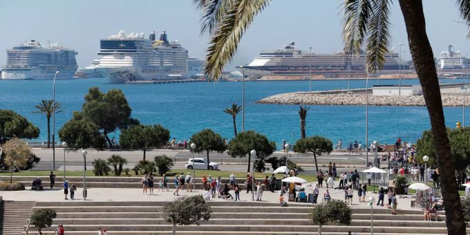 Die drei Kreuzfahrtschiffe AidaNova, Norwegian Epic und Celebrity Constellation liegen im Hafen von Palma de Mallorca. Mallorca Kreuzfahrtschiffe