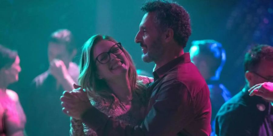 Gloria (Julianne Moore) verliebt sich in Arnold (John Turturro). Foto: SquareOne Entertainment