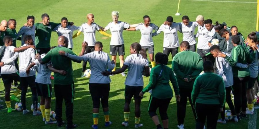 Südafrikas Fussball-Frauen bilden bei der WM in Frankreich beim Training einen Kreis. Foto: Sebastian Gollnow