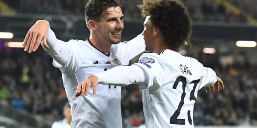 Leon Goretzka (l) würde sich auf Leroy Sané (r) als Zugang beim FC Bayern München freuen. Foto: Marijan Murat