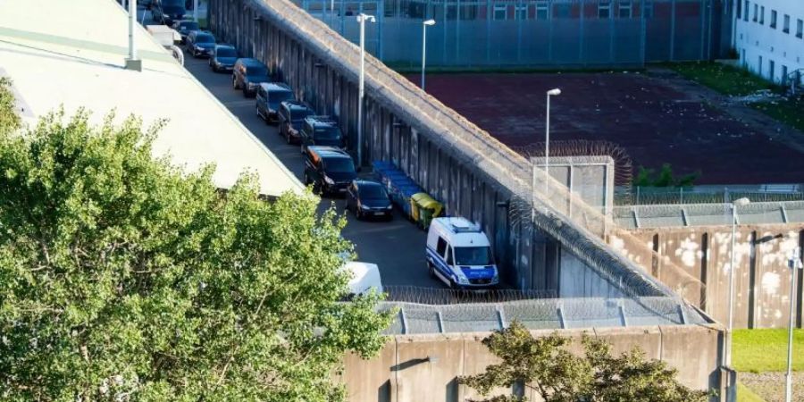 Ein Grosseinsatz der Polizei ist auf dem Gelände der JVA Lübeck angelaufen. Foto: Daniel Bockwoldt
