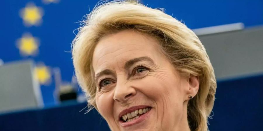 Ursula von der Leyen steht nach ihrer Bewerbungsrede vor den Abgeordneten des Europaparlaments im Plenarsaal. Von der Leyen spricht sich für eine Reform der Dublin-Regeln aus. Foto: Michael Kappeler