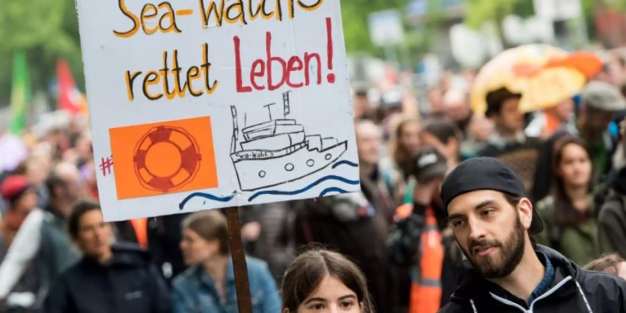 Solidaritäts-Demo für Kapitänin Rackete in Hamburg