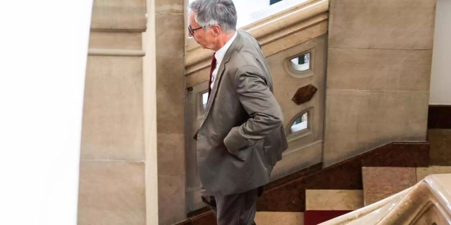 Carsten Sieling verlässt nach der Bekanntgabe seines Rücktritts den Sitzungssaal des Rathauses. Foto: Christina Kuhaupt