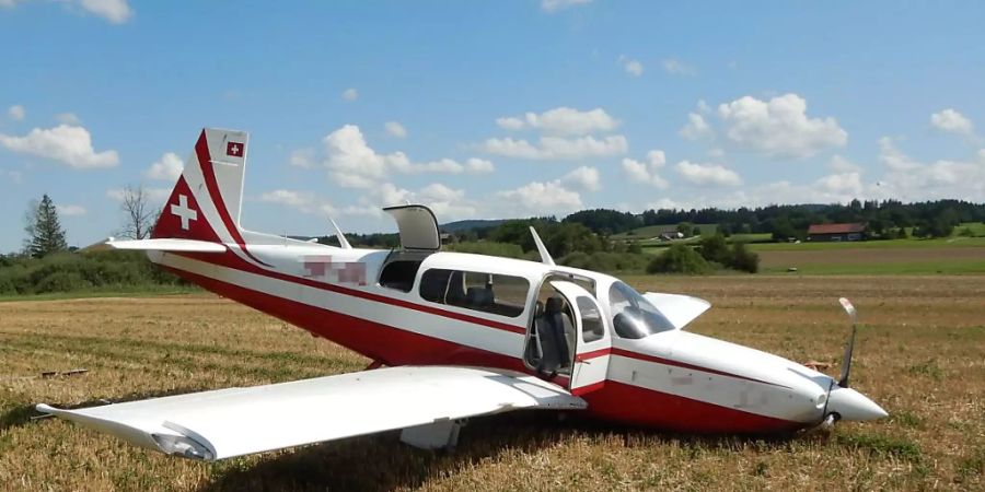 Bei einer Notlandung in einem Acker in der Nähe des Flugplatzes Lommis TG blieben Pilot und Passagier unverletzt.