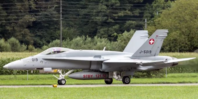 Ein F/A-18 Kampfjet vor dem StartEin F/A-18 Flugzeug im Einsatz (Symbolbild). (Archivbild) fliegerdemonstration axalp