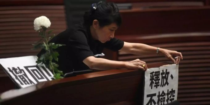 Spannungsgeladene Sitzung in Hongkongs Parlament Spannungsgeladene Sitzung in Hongkongs Parlament