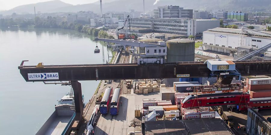 Der Schweizer Aussenhandel hat sich verhalten entwickelt: Der Rheinhafen bei Muttenz (Archivbild).